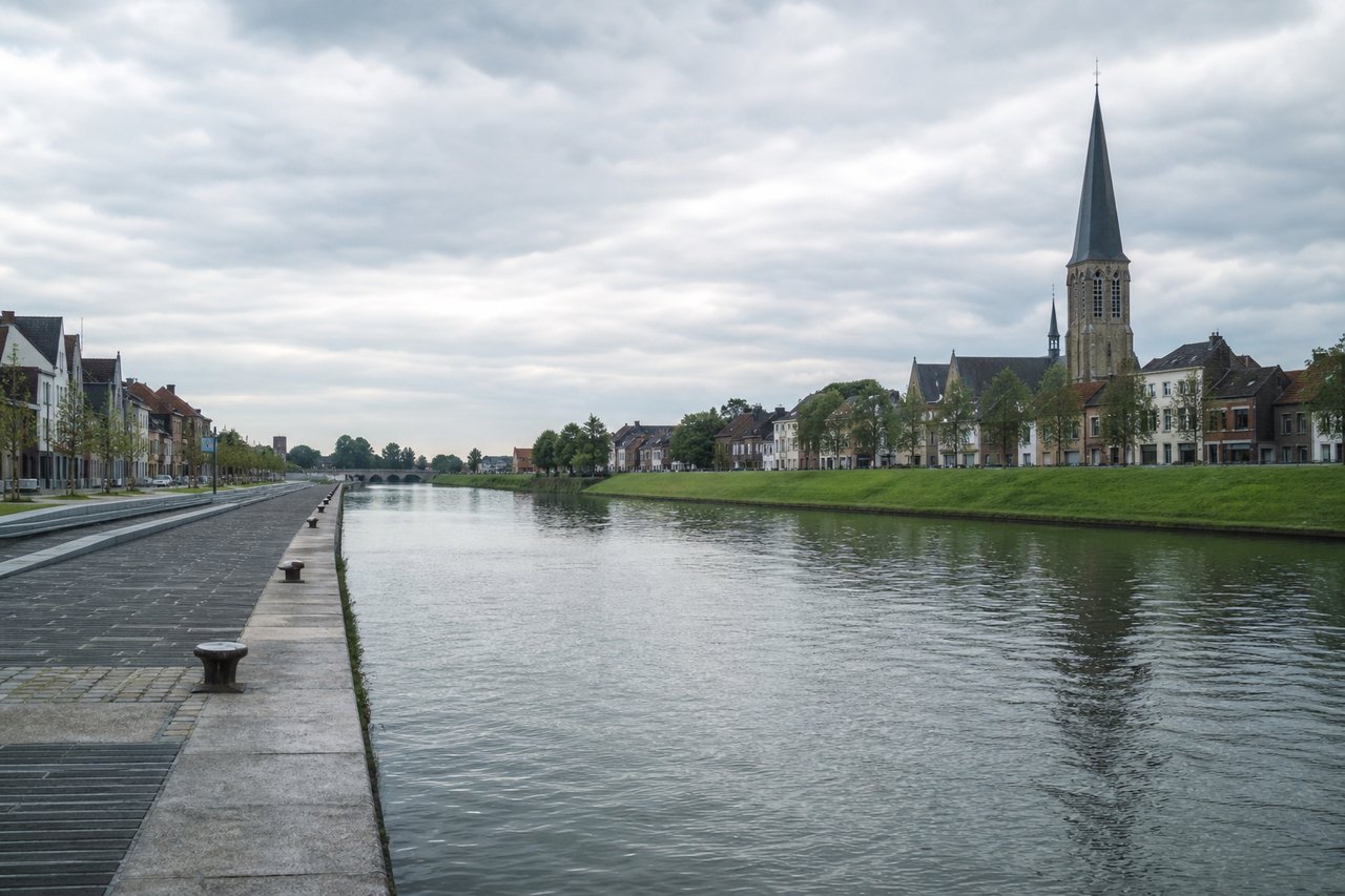 De gekanaliseerde Leie met groene oevers in West-Vlaanderen